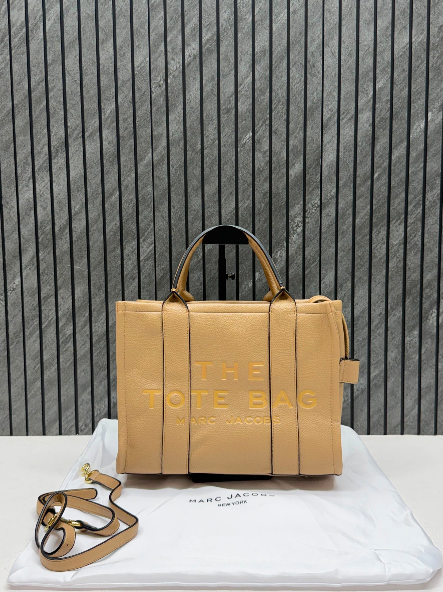 MARC JACOBS THE TOTE BAG