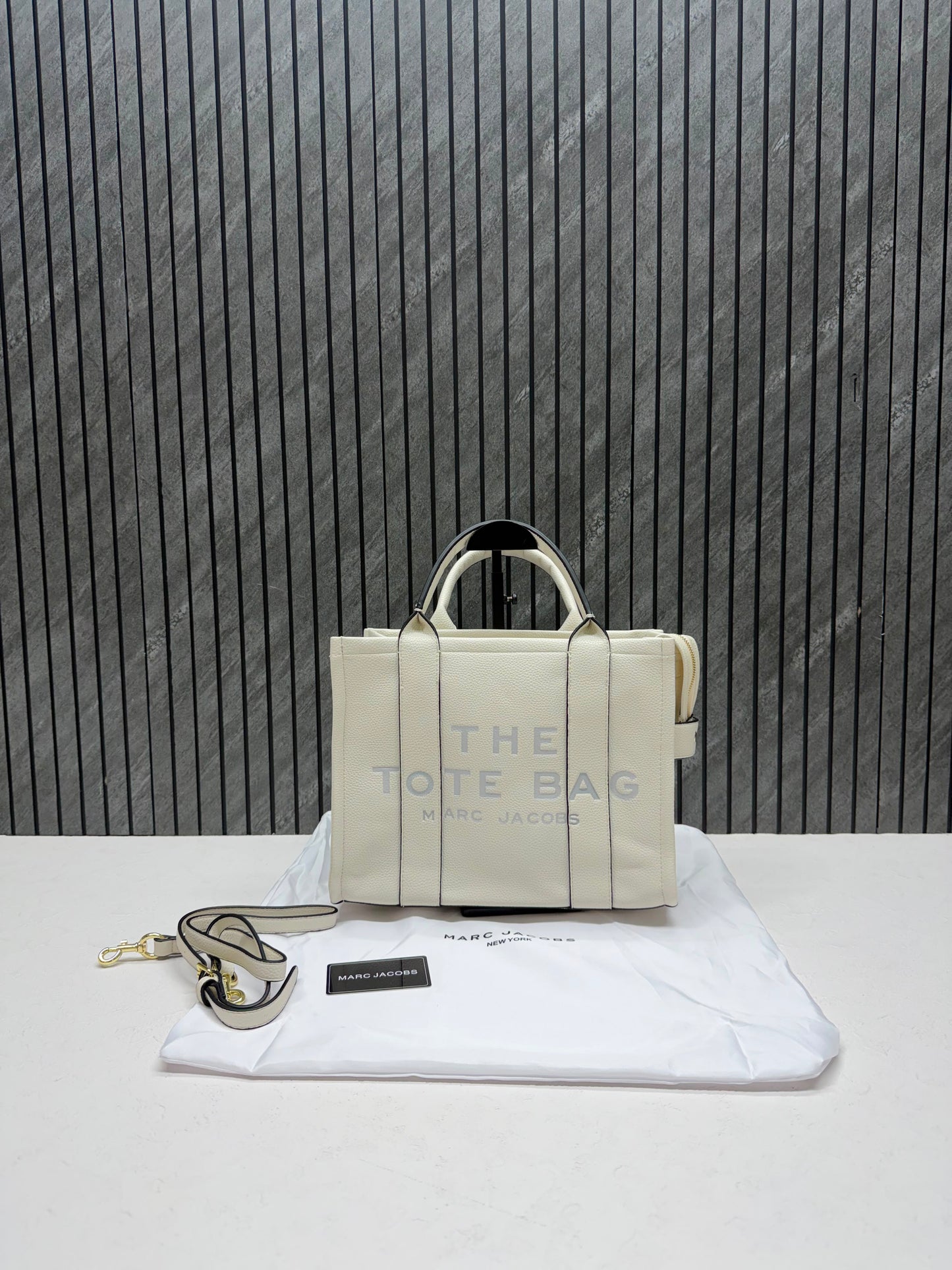 MARC JACOBS THE TOTE BAG